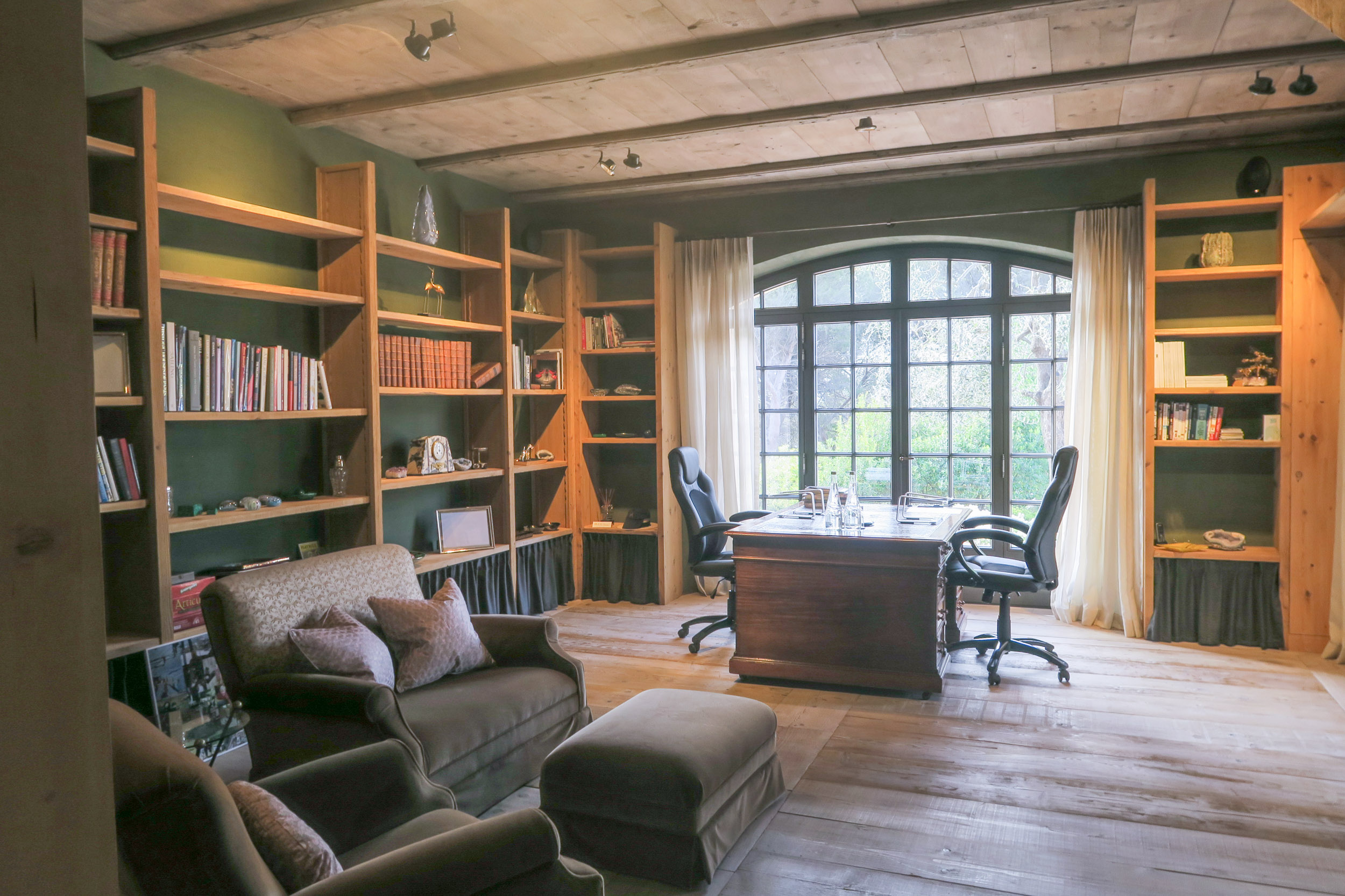 Bureau peint à la chaux