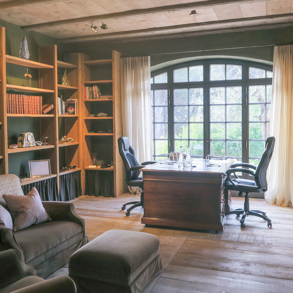 Bureau peint à la chaux